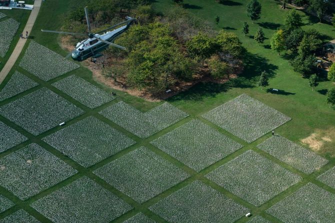 El Marine One, en el que viaja el presidente Biden, sobrevuela "In America: Remember", una instalación artística pública en el National Mall de Washington, DC, el 20 de septiembre. La instalación, un concepto de la artista Suzanne Brennan Firstenberg, rendía homenaje a todos los estadounidenses que murieron a causa del covid-19. Incluía más de 650.000 pequeñas banderas de plástico, algunas con mensajes personales para los fallecidos.