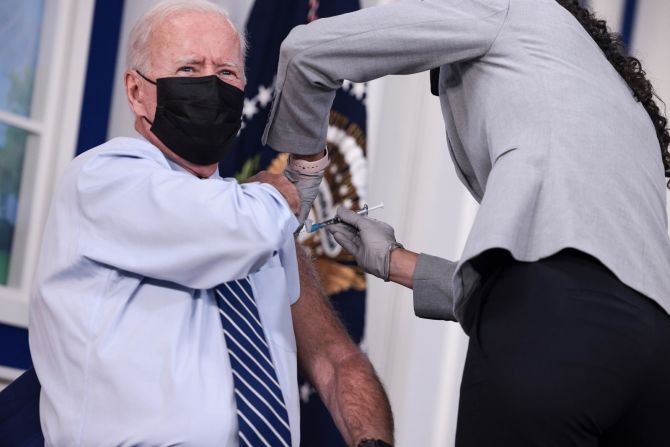 Biden recibe su dosis de refuerzo de covid-19 en la Casa Blanca el 27 de septiembre. Fue apenas unos días después de que las autoridades sanitarias federales aprobaran las dosis de refuerzo. "Sabemos que para vencer a esta pandemia y salvar vidas (...) tenemos que vacunar a la gente", dijo Biden antes de su inyección. "Así que, por favor, por favor, hagan lo correcto. Por favor, pónganse estas vacunas. Puede salvar su vida y puede salvar la vida de los que le rodean".