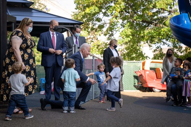 Biden visita el Centro de Desarrollo Infantil del Capitolio en Hartford, Connecticut, el 15 de octubre. Estuvo allí para promover su programa Build Back Better y destacar la importancia de invertir en el cuidado de los niños. Advirtió que si el Congreso no actúa para invertir en los niños, Estados Unidos se enfrentará a un crecimiento económico más lento durante las próximas generaciones.