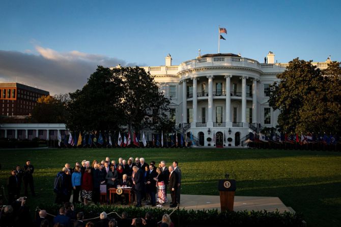 Biden firma la ley de infraestructuras durante una ceremonia celebrada el 15 de noviembre en el jardín sur de la Casa Blanca. La ley de US$ 1,2 billones se centra en infraestructuras como carreteras y puentes.