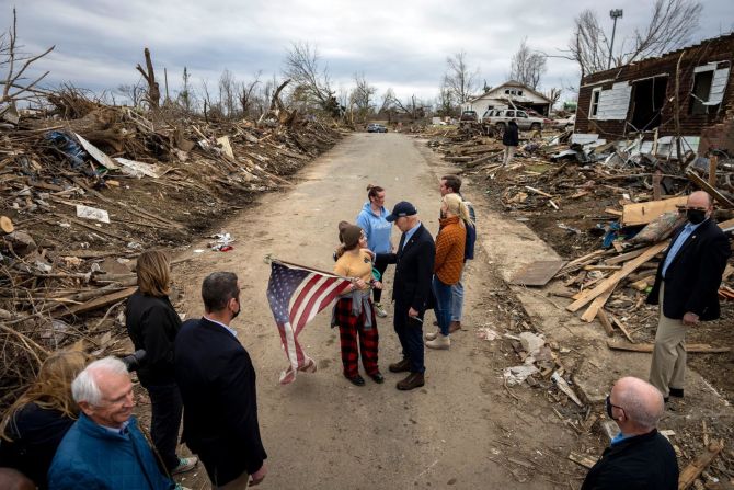 Biden habla con una persona que sostiene una bandera estadounidense mientras recorre los daños causados por un tornado en Dawson Springs, Kentucky, el 15 de diciembre. Decenas de personas murieron tras un tornado que arrasó casas y negocios en ocho estados del medio oeste y el sur. Muchas de las víctimas se encontraban en el oeste de Kentucky.