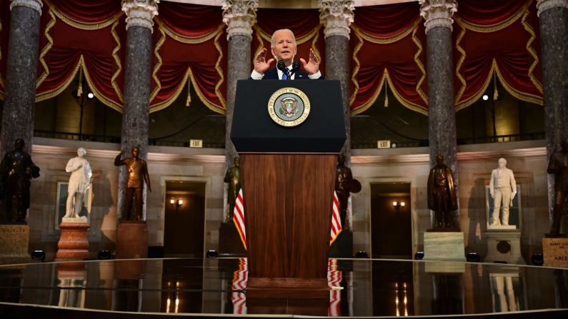 Biden habla desde el Statuary Hall del Capitolio de Estados Unidos el 6 de enero para conmemorar el primer aniversario del ataque al Capitolio. Ya pasó más de un año desde que los partidarios de Donald Trump irrumpieron en el Capitolio, atacando a los funcionarios y destruyendo partes del edificio en lo que fue una impresionante muestra de insurrección. En sus declaraciones, Biden señaló enérgicamente a Trump por intentar deshacer la democracia estadounidense. "Por primera vez en nuestra historia, un presidente no solo ha perdido unas elecciones. Intentó impedir el traspaso pacífico del poder mientras una turba violenta llegaba al Capitolio", dijo Biden. "Pero fracasaron. Fracasaron. Y en este día de conmemoración, debemos asegurarnos de que un ataque así nunca, nunca vuelva a ocurrir".