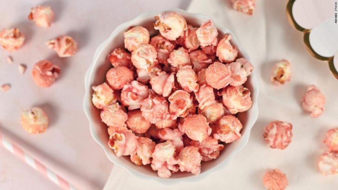 Las fresas liofilizadas pulverizadas dan a las palomitas un bonito tono rosa.