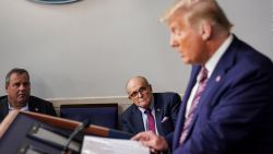 CNNE 1140116 - citan a giuliani y piden comunicaciones de hijos de trump