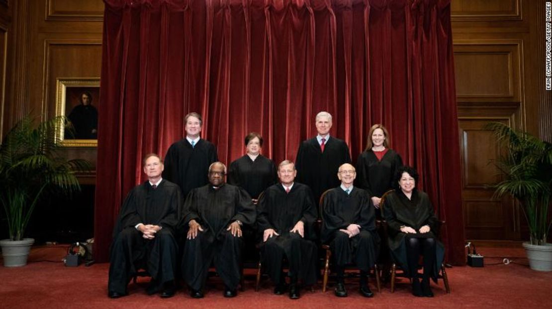 Los miembros de la Corte Suprema posan para una foto de grupo en Washington, el 23 de abril de 2021. Sentados desde la izquierda: Samuel Alito, Clarence Thomas, el presidente de la Corte Suprema John Roberts, Stephen Breyer y Sonia Sotomayor. De pie desde la izquierda: Brett Kavanaugh, Elena Kagan,Neil Gorsuch y Amy Coney Barrett.