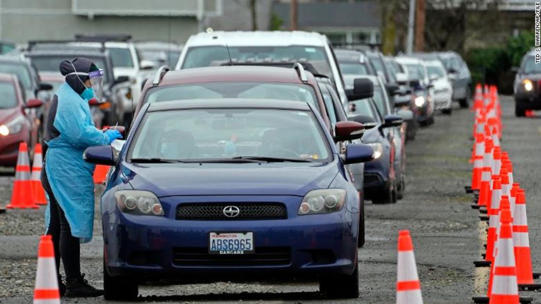 Un trabajador en una clínica de pruebas de coronavirus administra pruebas PCR de coronavirus en Puyallup, estado de Washington, el 4 de enero.