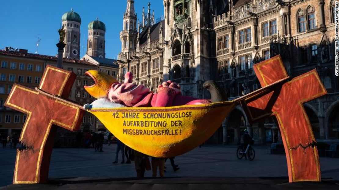 Manifestantes esperan la publicación del informe en Munich.