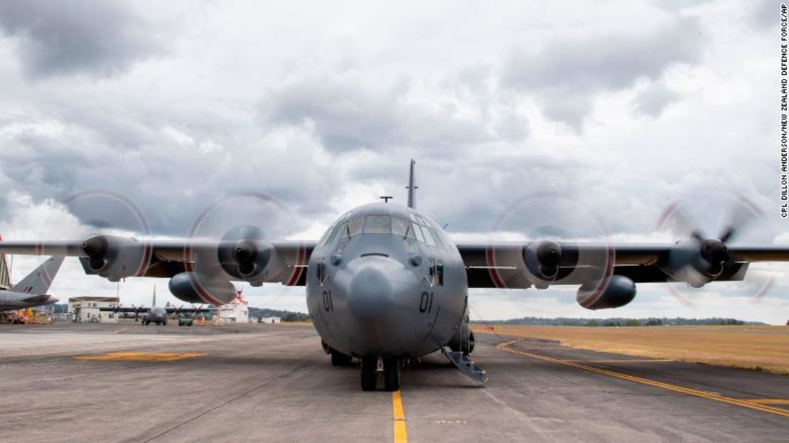 Un Hércules C-130, de la Real Fuerza Aérea de Nueva Zelandia, se prepara para salir de una base aérea en Auckland y llevar ayuda a Tonga, el 20 de enero de 2022.