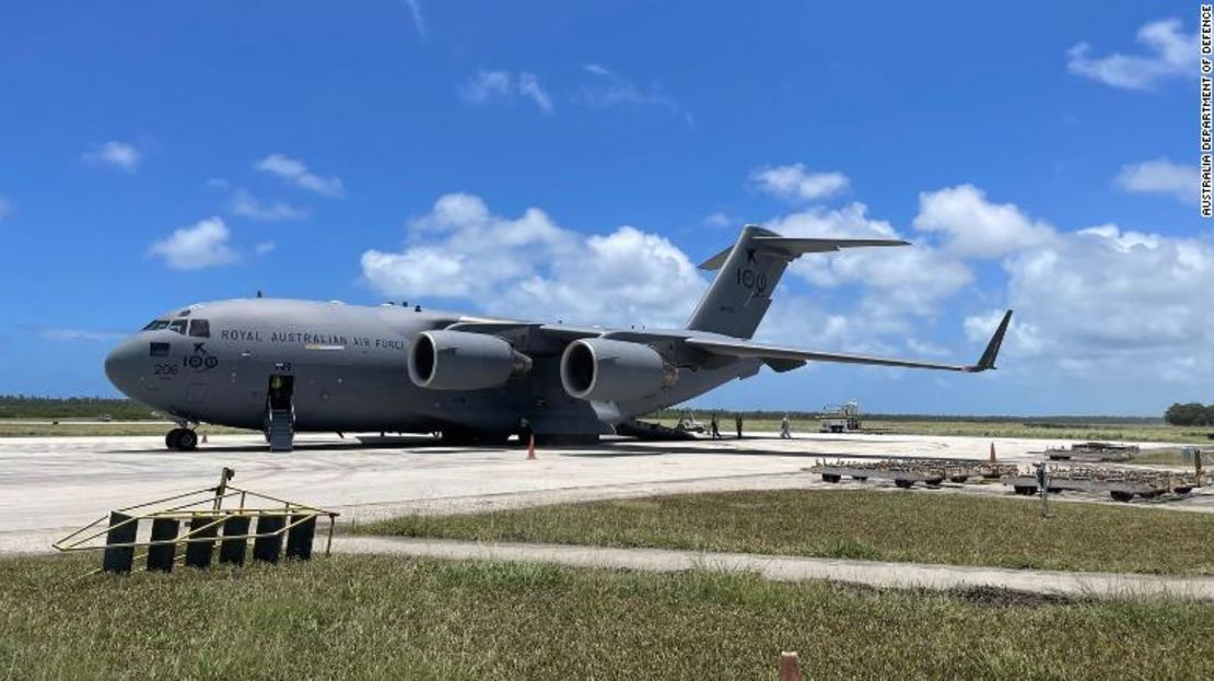 Un avión C-17A Globemaster III de la Real Fuerza Aérea Australiana entrega el primer cargamento de ayuda de Australia a Tonga, el 20 de enero de 2022.