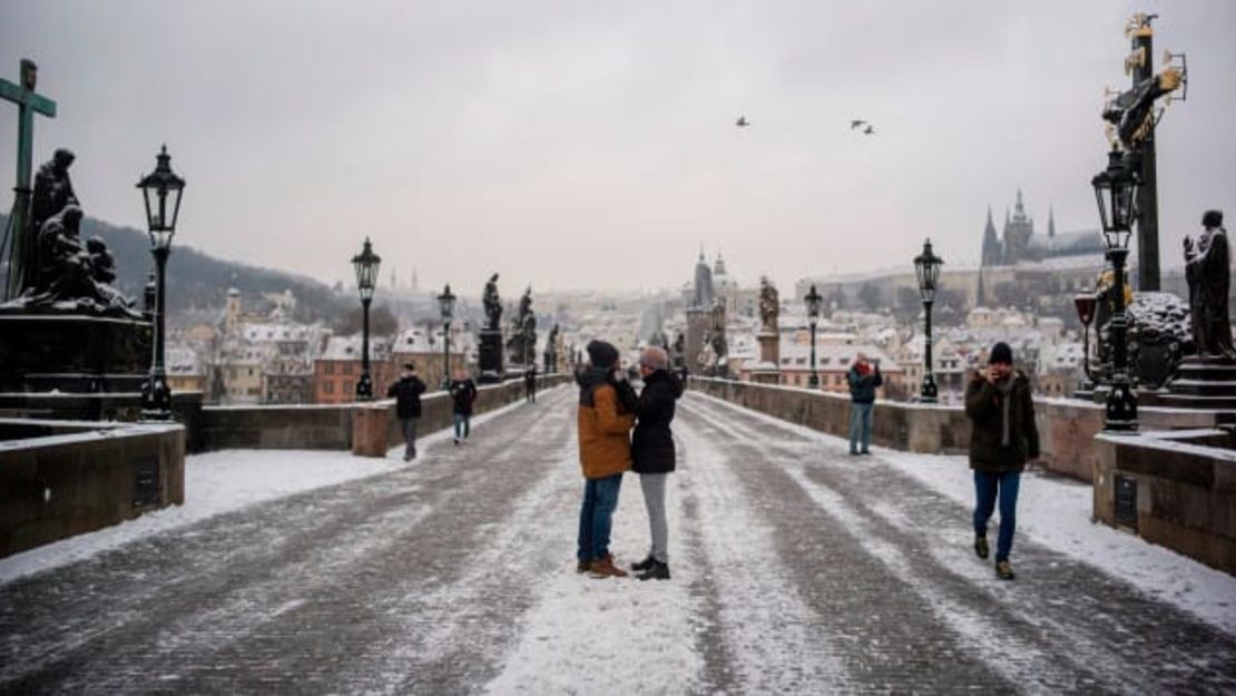 Los viajeros que han recibido vacunas de refuerzo pueden evitar las pruebas para entrar en la República Checa, donde Praga es una de las principales atracciones.Crédito: Michal Cizek/AFP vía Getty Images