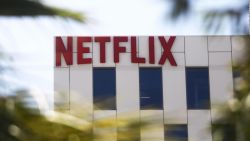 CNNE 1141222 - las acciones de netflix caen un 20%