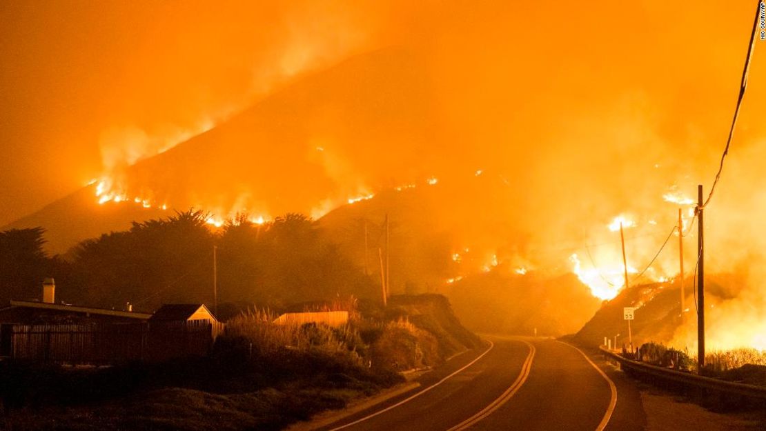 El incendio de Colorado arde a lo largo de la autopista 1 cerca de Big Sur, California, el sábado 22 de enero de 2022.