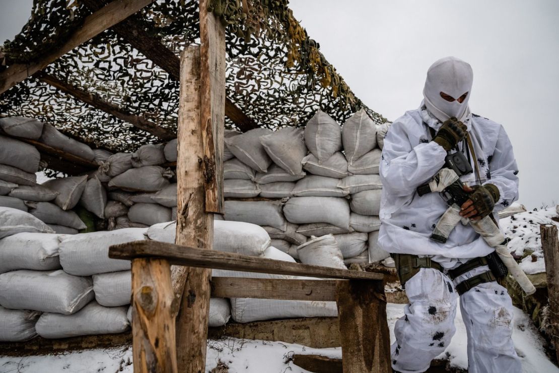 Un soldado ucraniano se ajusta el pasamontañas el viernes. Timothy Fadek/Redux para CNN