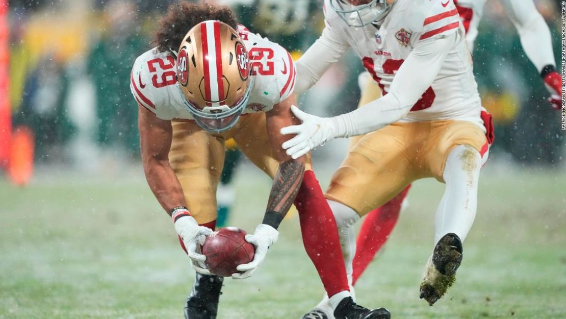 Talanoa Hufanga recupera un despeje bloqueado y corre el balón para touchdown.