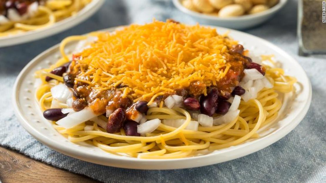 El chili de Cincinnati se prepara con especias calientes, spaghetti y una generosa porción de cheddar rallado.