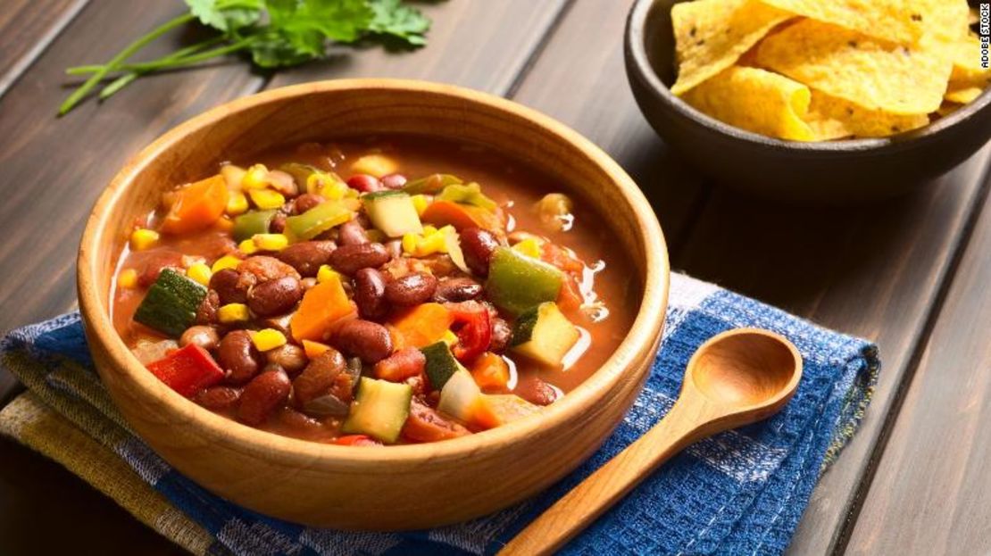 Prepara un chile vegetariano repleto de un arco iris de verduras picadas y sírvelo con chips de tortilla.