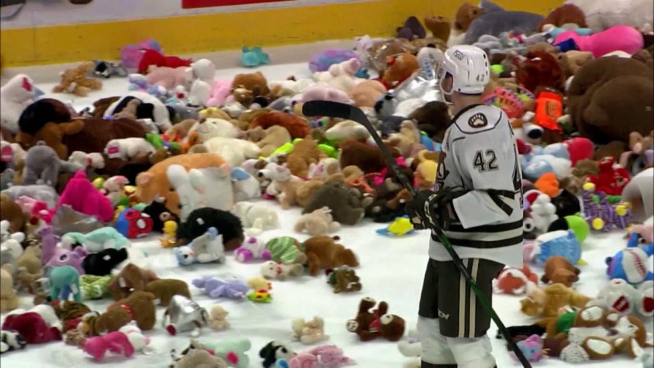 CNNE 1141888 - vea como lanzan miles de peluches en medio de un partido de hockey