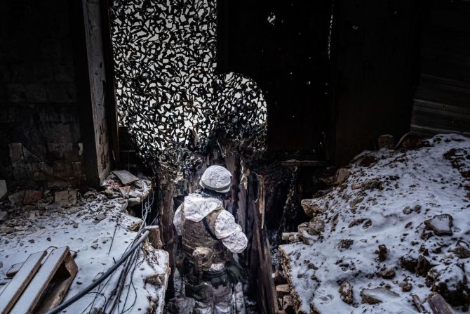 Un soldado ucraniano camina por la zona industrial en Avdiivka.