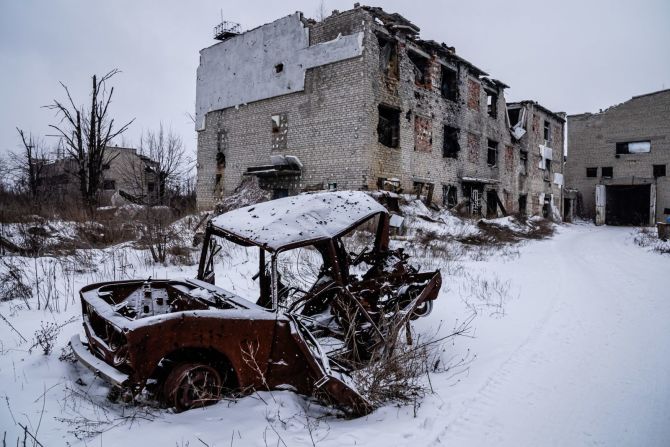 Un automóvil destruido afuera de un edificio dañado en Avdiivka.