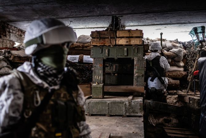 Soldados ucranianos vigilan la línea del frente en Avdiivka.