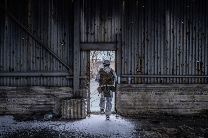 En esta foto un soldado ucraniano camina una zona industrial destruida en Avdiivka que se encuentra en algunas áreas a solo 50 metros de las trincheras separatistas.