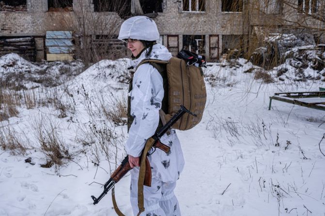 Si bien es posible que no estén de acuerdo con el origen de un ataque, todos están 100% convencidos de que algo sucederá. Zhanna, de 42 años, es teniente y médico del ejército ucraniano, con sede en Avdiivka. Antes de unirse al ejército el año pasado, era médica pediátrica en un hospital local. Su marido es oficial del ejército. “No estoy segura de que haya un ataque de Rusia”, dijo, “pero estoy lista para tratar a los soldados en caso de que resulten heridos en combate”.