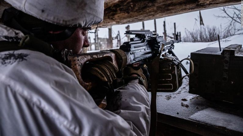 A unos 500 metros de los separatistas respaldados por Rusia, un grupo de soldados ucranianos espera una pelea que seguramente se avecina. Y los hombres están extrañamente relajados al respecto, según el fotógrafo Timothy Fadek, quien pasó tiempo con los soldados el viernes en el frente en la región oriental de Lugansk en Ucrania. Navega por la galería para ver cómo se preparan los soldados ucranianos en estos momentos de tensión. En esta foto un soldado ucraniano vigila una posición en el frente en Avdiivka el 23 de enero de 2022.