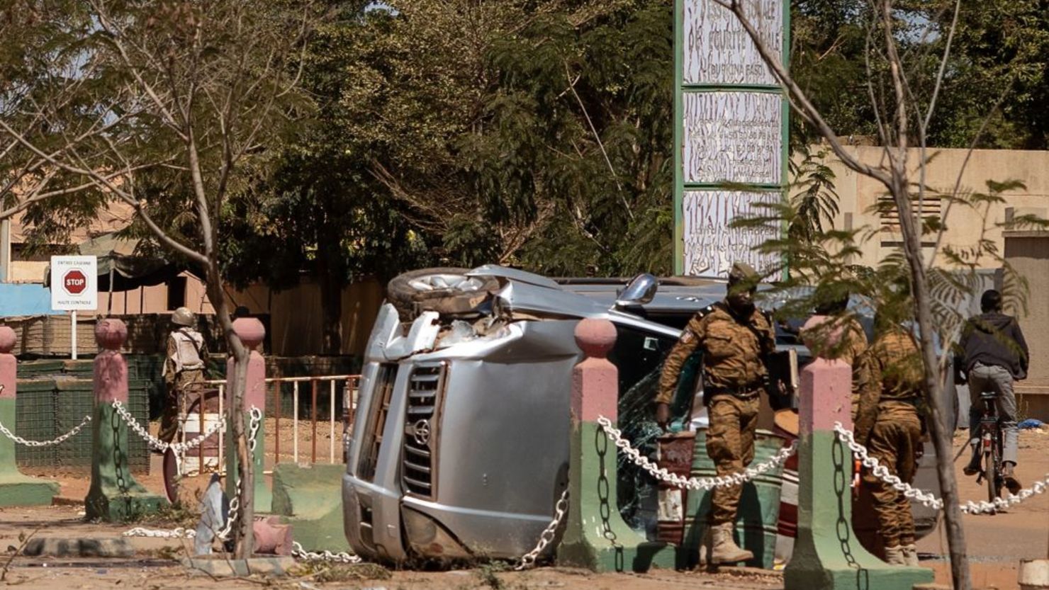 Soldados de Burkina Faso junto a un vehículo dañado frente al campamento militar Guillaume Ouedraogo en Uagadugú el 24 de enero de 2022.