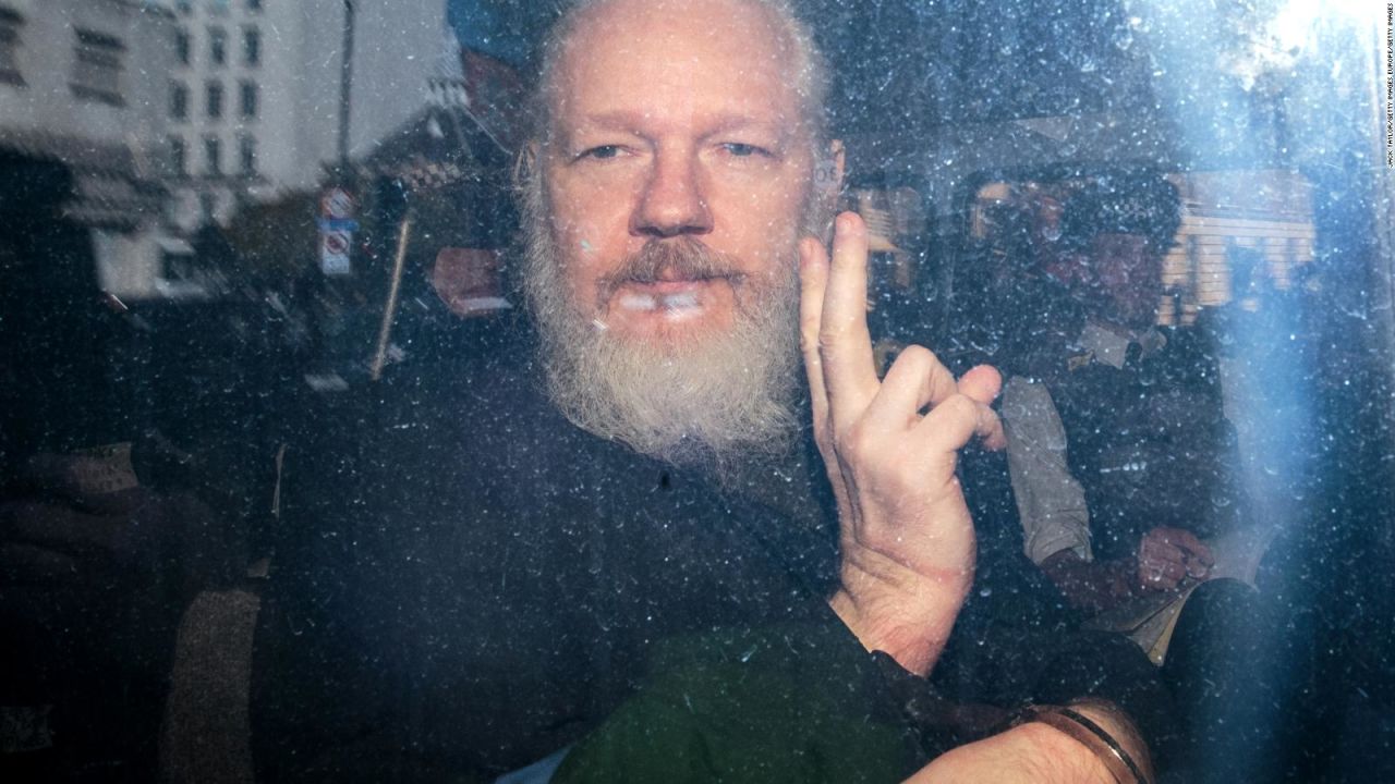 El fundador de Wikileaks, Julian Assange, llega al Tribunal de Magistrados de Westminster en una camioneta de la policía después de ser arrestado el 11 de abril de 2019 en Londres, Inglaterra. Crédito: Jack Taylor/Getty Images.