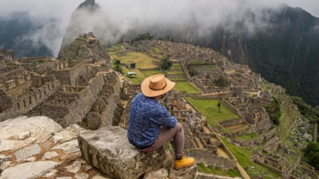 El sitio inca de Machu Picchu es el lugar turístico más famoso de Perú. El lunes, Perú pasó al nivel de riesgo más alto de los CDC por covid-19.