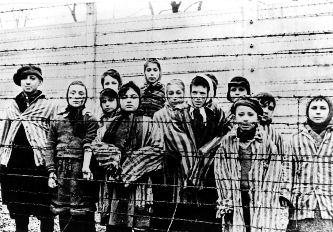 Niños después de la liberación del campo de exterminio montado por los nazis en Auschwitz, en 1945.