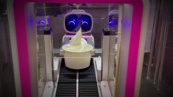 CNNE 1142826 - estos robots sirven los helados en los juegos olimpicos de beijing