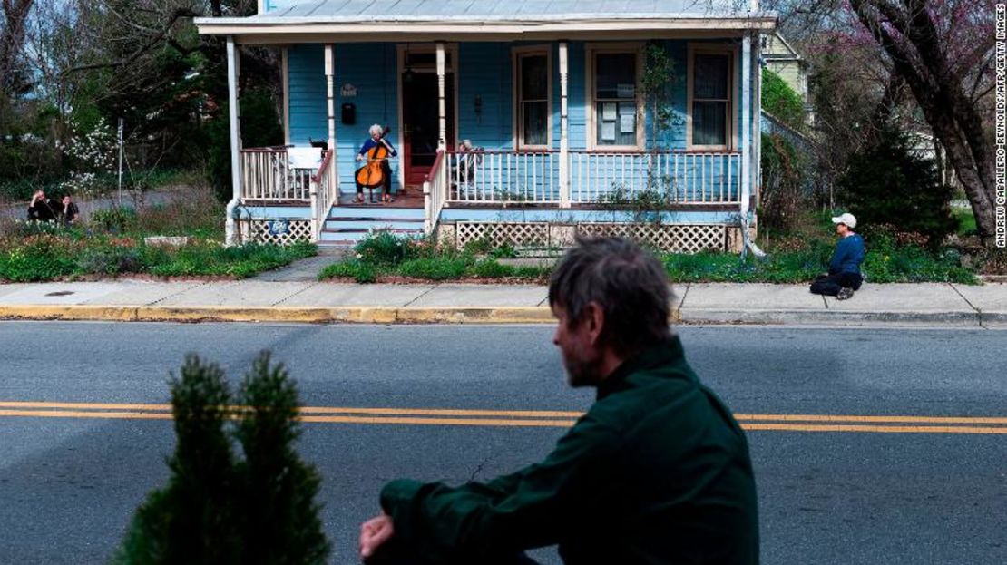 La violonchelista Jodi Beder realiza un concierto diario en la entrada de su casa en Mount Rainier, Maryland, el 30 de marzo de 2020. Beder comenzó las actuaciones para ayudar a sus vecinos a hacer frente a la pandemia del covid-19.