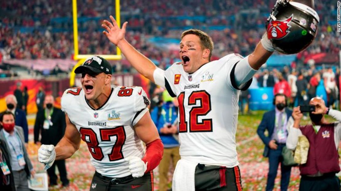 El tight end de los Buccaneers, Rob Gronkowski, y Brady celebran después de su victoria en el Super Bowl 55 sobre los Kansas City Chiefs, 2021.