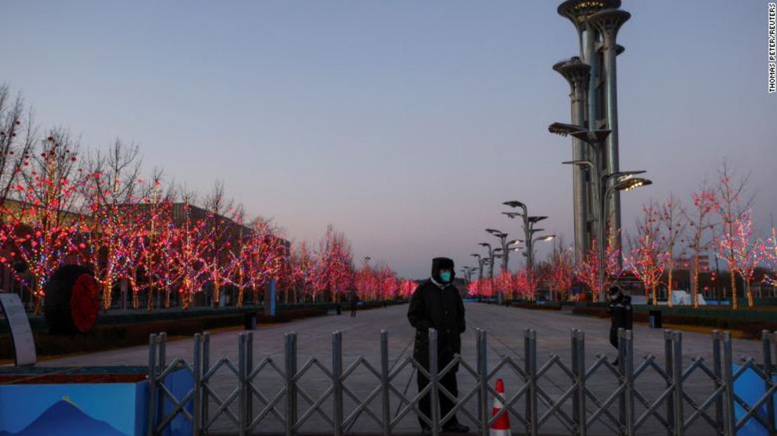 Un guardia de seguridad vigila el perímetro de la "burbuja" de circuito cerrado cerca del Centro Principal de Medios de Comunicación de los Juegos Olímpicos de Invierno en Beijing, el 25 de enero de 2022.