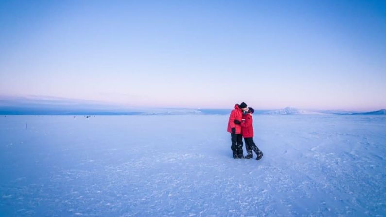 Romance antártico: los estadounidenses Nicole McGrath y Cole Heinz se conocieron en 2013 mientras trabajaban en la estación McMurdo, una instalación de investigación estadounidense construida sobre roca volcánica en la isla de Ross. Aquí están en una visita de regreso en 2016, fotografiados en la pista de aterrizaje de Pegasus. Cortesía de Rebekah Osgood