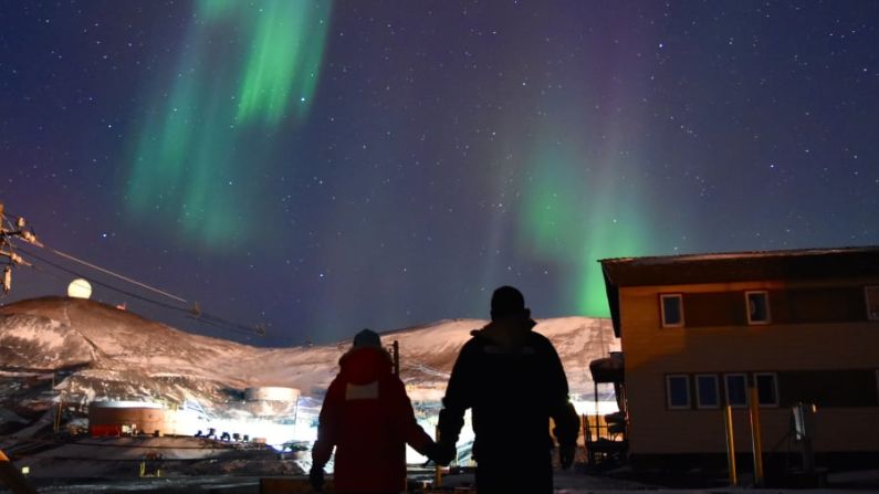 De regreso a la Antártida: decidieron vivir un tiempo más en la Antártida juntos, volviendo a trabajar la temporada de verano e invierno de 2016. Aquí están maravillados con la aurora austral de ese invierno. Crédito: Nicole McGrath y Cole Heinz