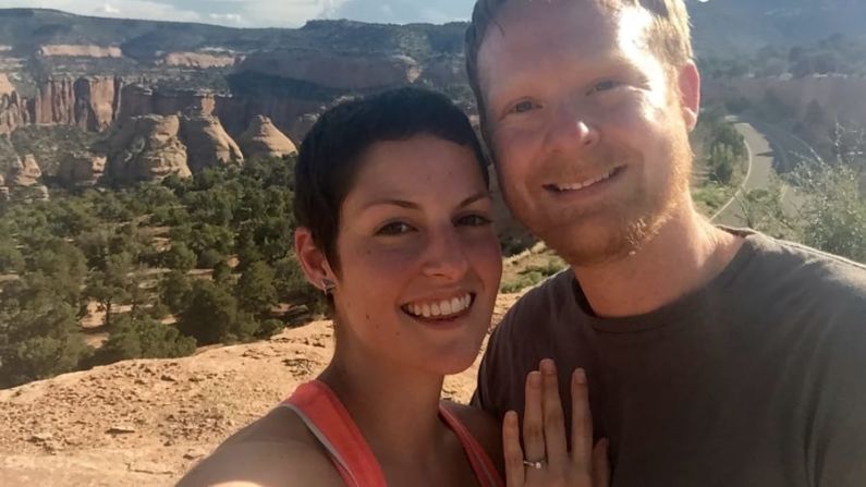 Compromiso en Colorado: de vuelta en Estados Unidos, la pareja se comprometió mientras caminaban por los cañones del Monumento Nacional de Colorado. Crédito: Nicole McGrath y Cole Heinz