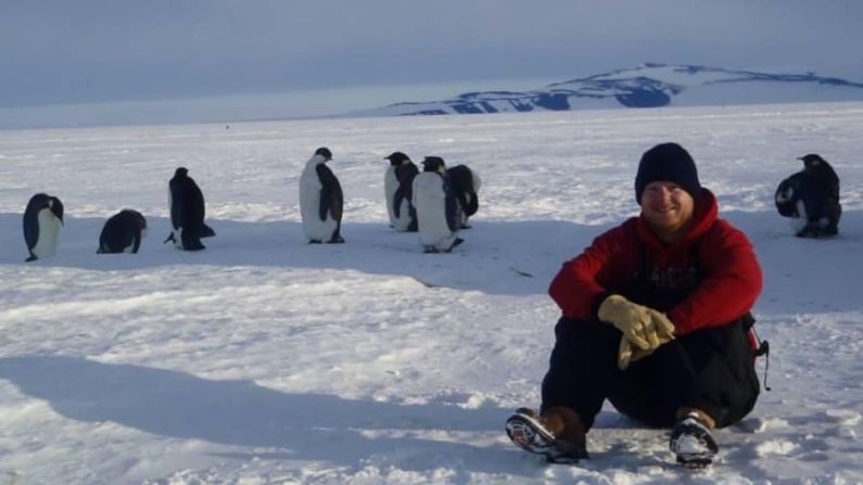 Pensando fuera de lo común: tener una cita en McMurdo, donde hay poca privacidad, significó ser "creativo", dice Heinz. Crédito: Nicole McGrath y Cole Heinz