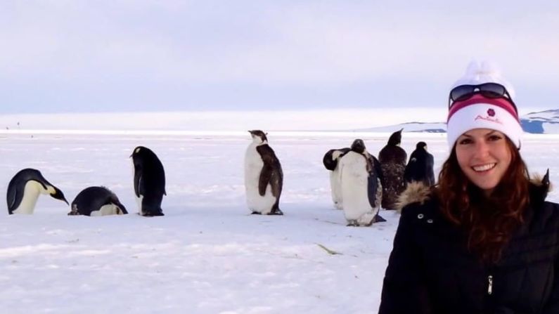 Avistamiento de pingüinos: en otras excursiones, salieron a observar pingüinos en la nieve. "Es un lugar muy hermoso, frío y desolado", dice McGrath sobre la Antártida. Crédito: Nicole McGrath y Cole Heinz