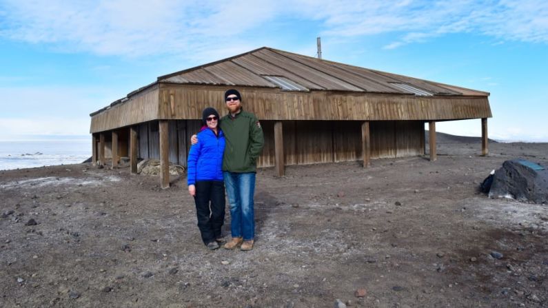 Cabaña Discovery: en su primera cita, McGrath propuso ir de excursión a Hut Point para ver la cabaña abandonada Discovery, en la foto, utilizada en su día por el explorador británico Robert F. Scott durante una expedición a la Antártida de 1901-1904, y posteriormente por Ernest Shackleton. Crédito: Nicole McGrath y Cole Heinz