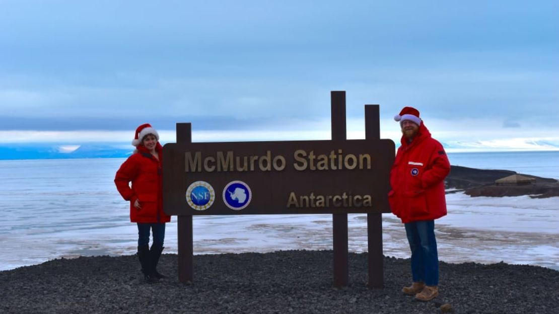 Nicole McGrath y Cole Heinz trabajaban en la Estación McMurdo, un centro de investigación estadounidense, cuando se conocieron.Crédito: Nicole McGrath y Cole Heinz