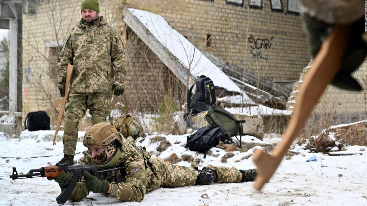 CNNE 1143707 - "no tenemos miedo", dice ucraniana a cnn desde kyiv