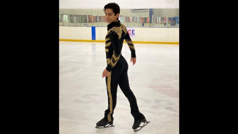 México volverá a la pista de hielo después de 30 años de ausencia en el patinaje artístico de los Juegos Olímpicos de Invierno de la mano de Donovan Carrillo. El joven de 22 años portará en su debut olímpico el traje de Lozzano, la marca del diseñador tapatío Edgar Lozano, detalló la Comisión Nacional de Cultura Física y Deporte (Conade).