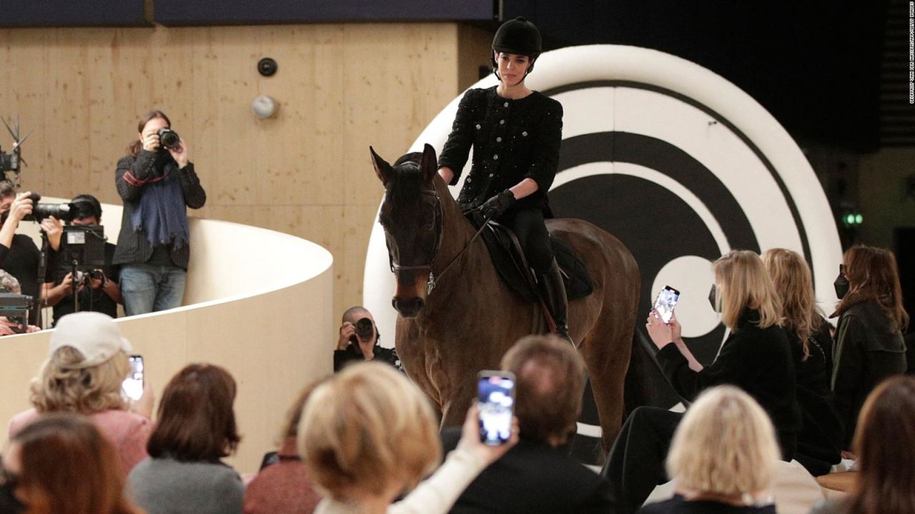 CNNE 1143899 - princesa a caballo abre desfile de chanel