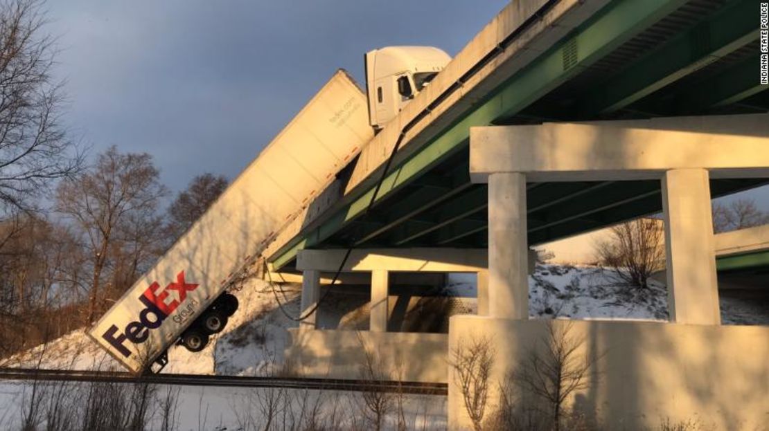 Un camión de FedEx cuelga sobre un puente durante condiciones de helada este miércoles en Indiana.