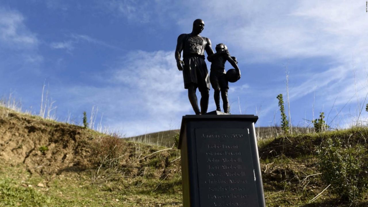 CNNE 1144083 - recuerdan a kobe bryant y a su hija con una estatua