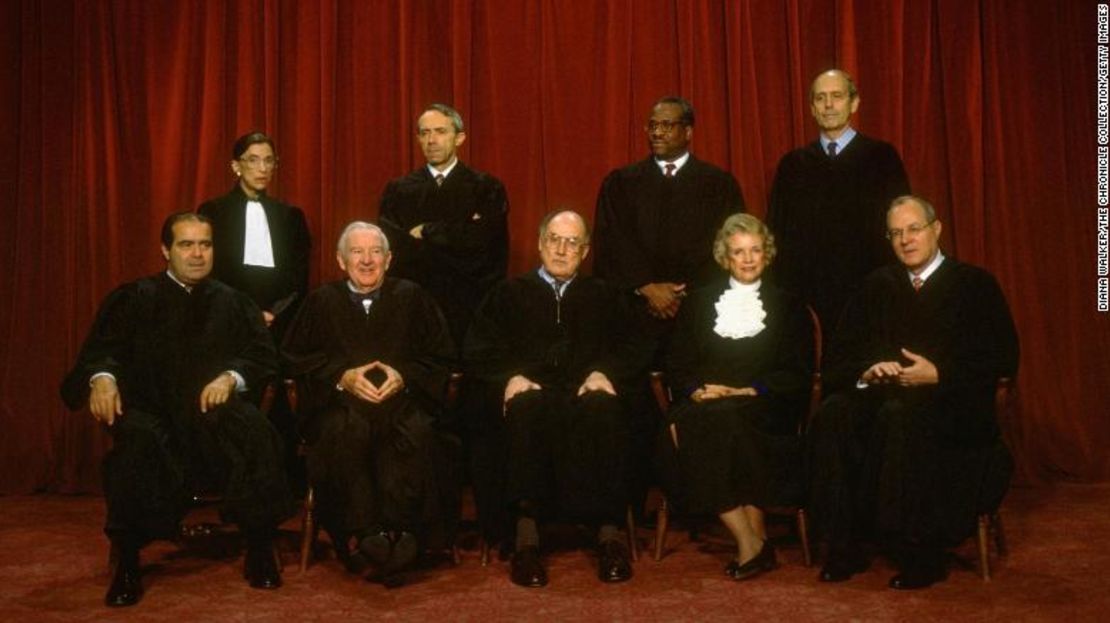 Los jueces de la Corte Suprema (de izquierda a derecha) Scalia, Ginsburg, Stevens, Souter, Rehnquist, Thomas, O'Connor, Breyer y Kennedy en un retrato formal en 1994.