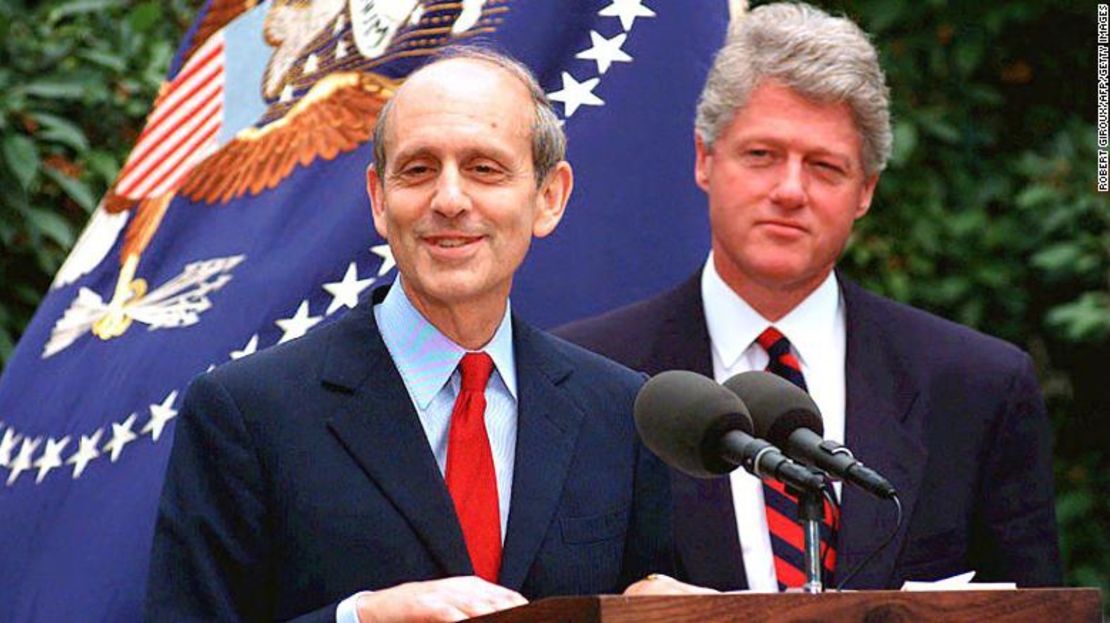 El juez Stephen Breyer, entonces designado a la Corte Suprema, habla con los reporteros, en mayo de 1994, en el jardín de rosas de la Casa Blanca, mientras el presidente de Estados Unidos, Bill Clinton, escucha.