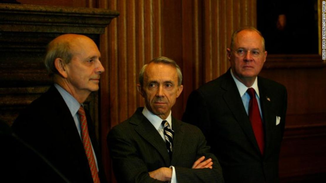 Los jueces Stephen Breyer, David Souter y Anthony Kennedy asisten a una conferencia de prensa en la Corte Suprema para instar a una mejor paga para los jueces federales, el 28 de mayo de 2003, en Washington.